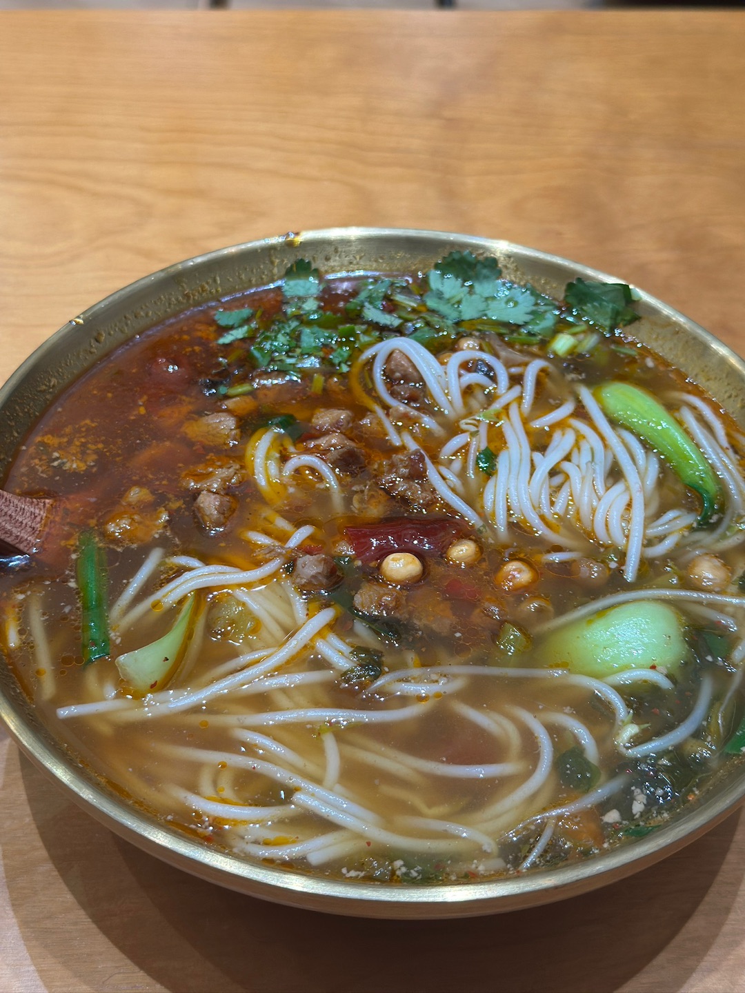 在公司附近发现一家宝藏一家云南米线店 招牌米线真的吼吼吃😭招牌老昆明焖肉米线 焖肉肥瘦相间 汤底浓郁 越吃越开胃  - 🏠：花小米小锅米线 🈺：09:00-22:00 📍：开发区山海华府