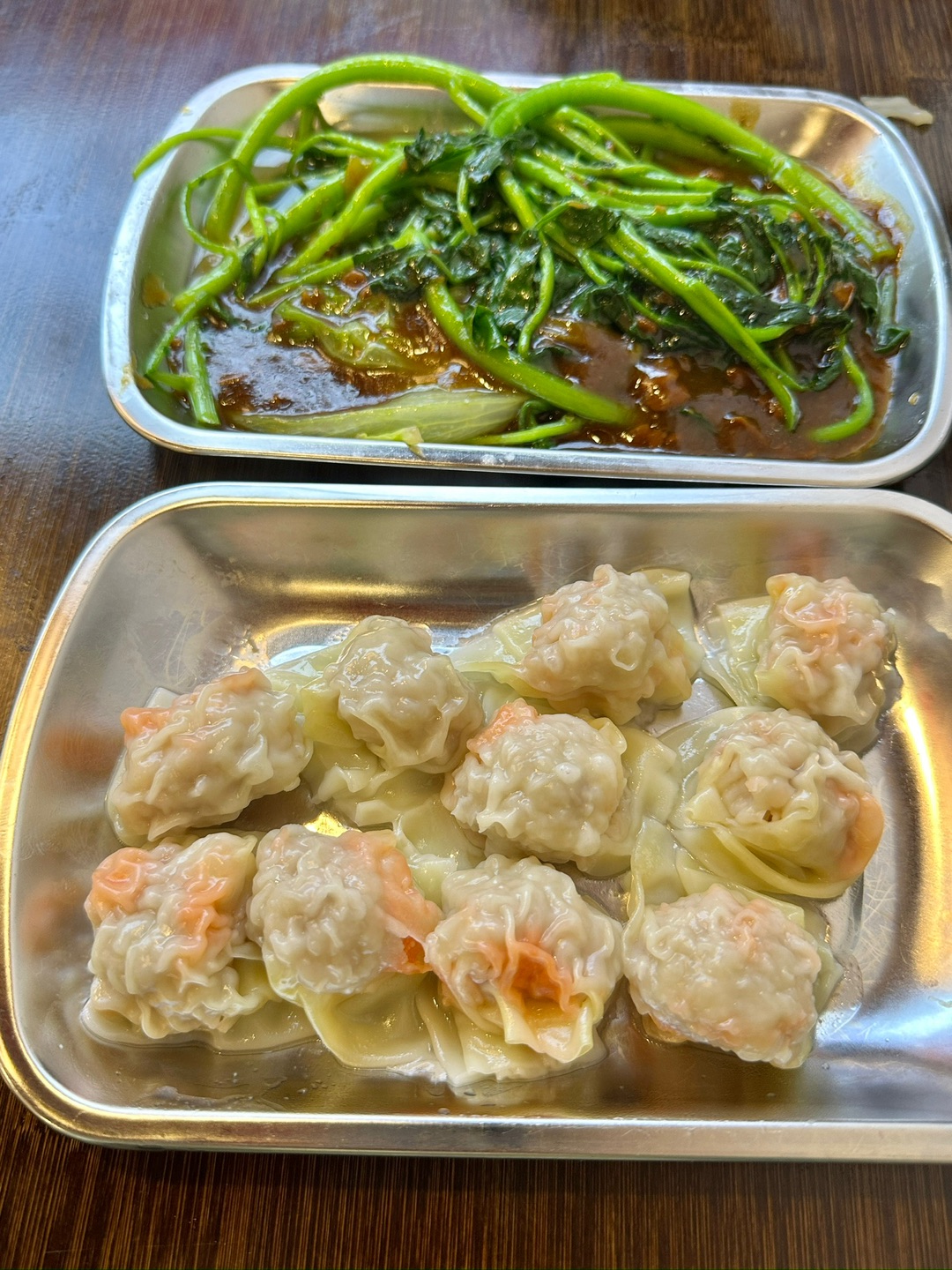 他们家的小吃和糖水平价又好吃😋菠萝蜜薯粒糖水💰4菠萝蜜的蜜甜裹着q 弹的薯粉粒 清爽解腻 干捞河粉🍜 粉又薄又滑 裹满酱汁真的香迷糊了😭搭配杂菜吃还可以 干拌鲜虾鱼籽饺 皮薄有劲道馅料丰富好吃  - 🏠：糖甜居（山海华府店） 🈺：10:00-00:30 📍：开发区山海华府二期26号5铺糖甜居