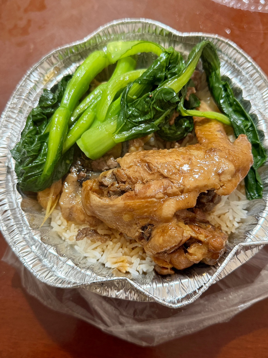 一家开十几年的煲仔饭 物美价廉 三拼鸡翅➕牛肉➕塘鲺鱼 分量很足 肉吃起来好嫩 米饭粒粒分明 - 🏠：思香煲仔饭（绿村店) 🈺：09:30-14:30 16:30-21:00 📍：霞山区新园路与绿村路交叉口东150米