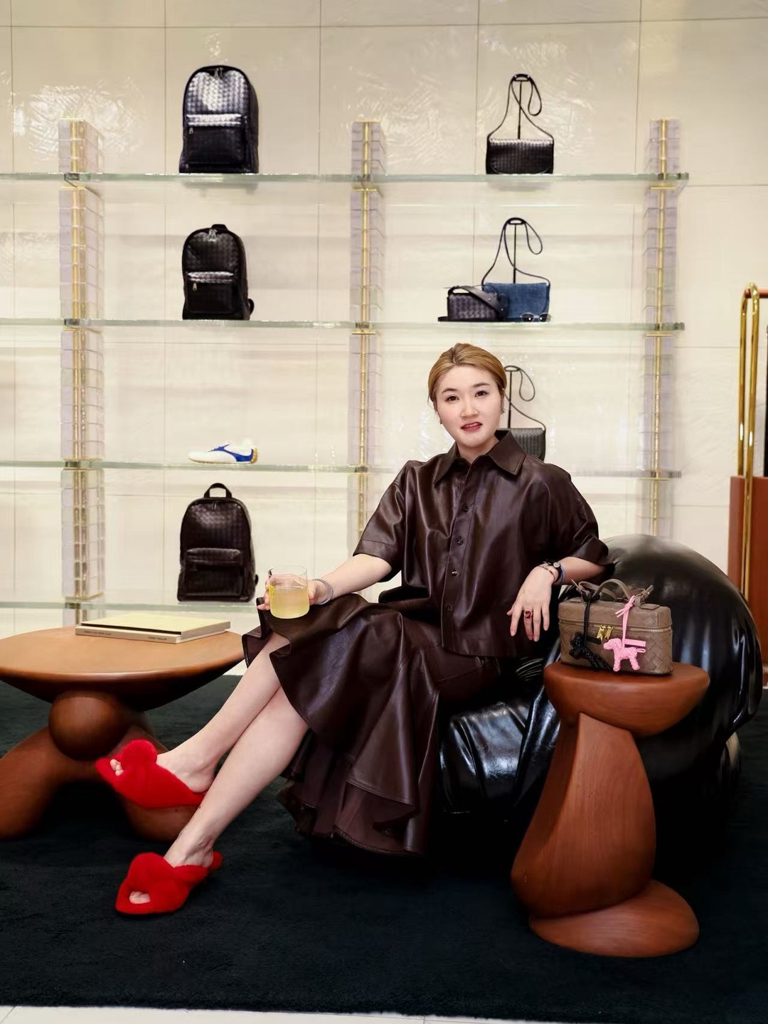 BV 2026夏季预览｜被这组深棕皮套装狠狠拿捏高级感