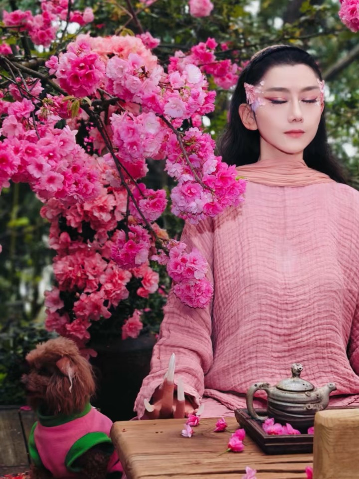 杨丽萍那日拍春日樱花妆，咱也算掏上了
