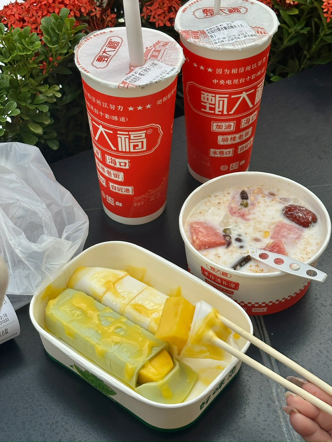 老盐芭乐 人手一杯🥤芭乐的香气和酸味咸味融合的恰到好处 清爽解腻 招牌椰奶清补凉分量很足 每一口都超满足 清爽不甜腻 芒果斑斓肠粉 芒果🥭吃起来酸酸甜甜的 淋上椰浆一起吃 好好吃 - 🏠：甄大福手作清补凉（骑楼老街店） 🈺：08:00-23:00 📍：距金棕榈文化商业广场步行880米