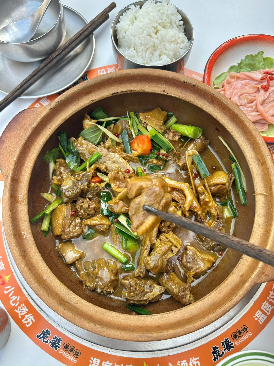 来海南不要错过这口虎婆香草鸭  鸭肉软烂脱骨，香草味很浓郁 一口肉一口饭真的美滋滋😭 - 🏠：虎婆香草鸭 海南大排档（神州半岛店） 🈺： 11:00-22:00  📍：神州半岛度假区神州半岛度假区东澳镇神州半岛