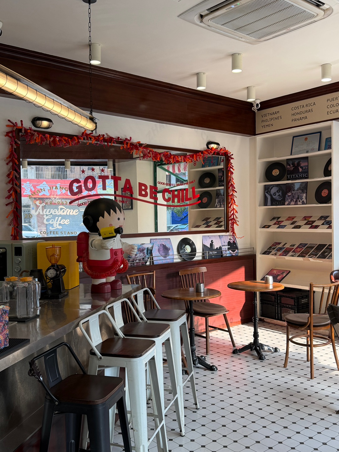 不在国外！湛江自带松弛感的咖啡店。。。  - 🏠：AWESOME COFFEE（廉江店） 🈺：07:00-22:00 📍：廉江市北一横路29号1楼