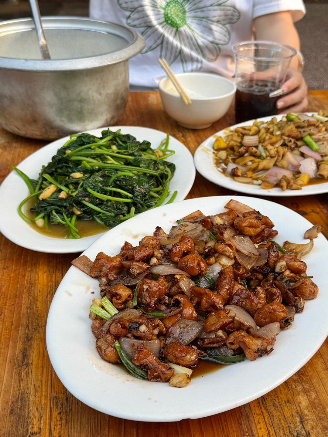 老档•李师傅白粥档•宵夜小炒心目中最爱的大排档 廉江超有烟火气的小店  ✔️干煸猪大肠✔️炒鸭肠✔️炒番薯叶✔️炒牛肉✔️萝卜仔蒸蛋 菜品盲点无踩雷 出品味道很🉑  - 🏠：老档•李师傅白粥档•宵夜小炒 📍：廉江市人民大道东路48号西面商铺