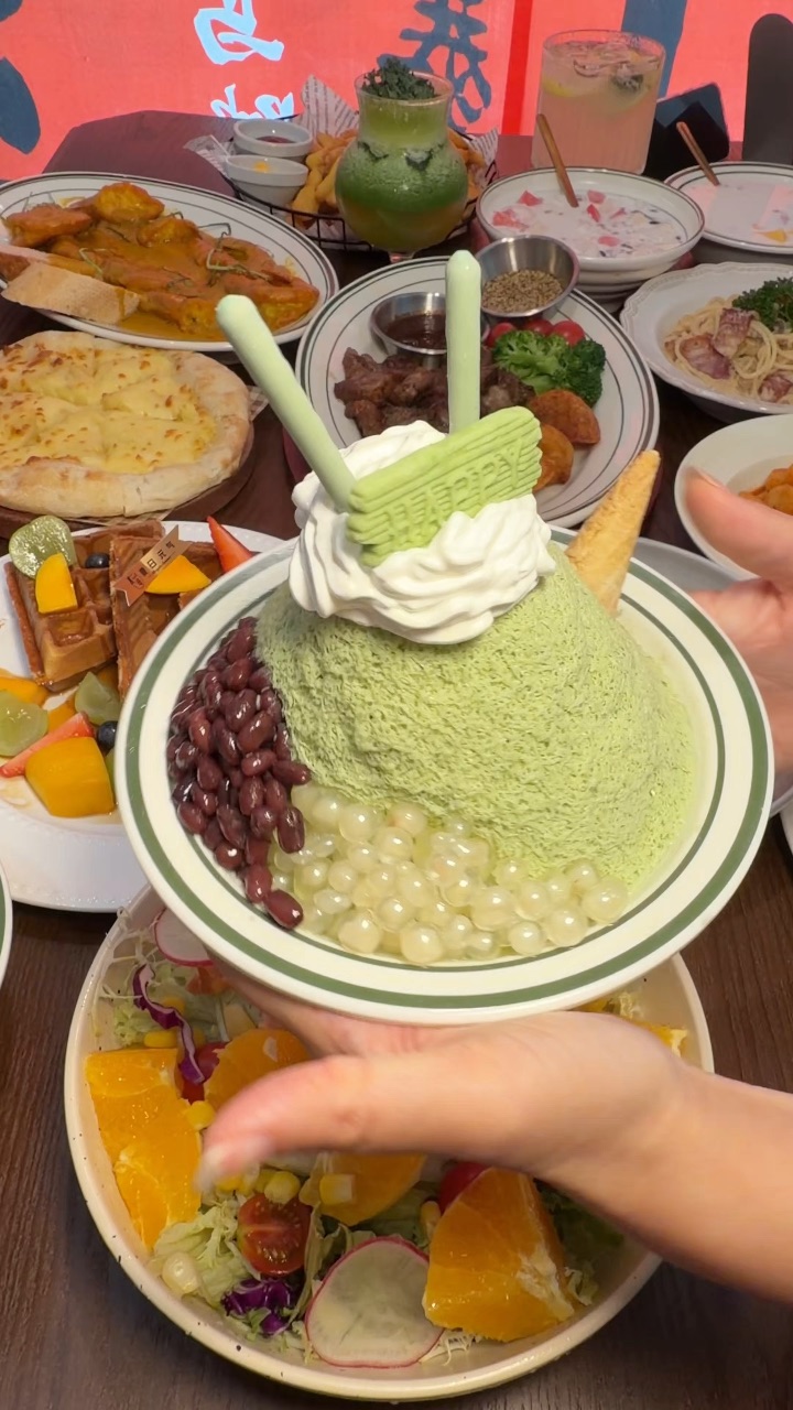 谁懂在廉江挖到这种好吃又好看小店有多幸福 出品好看又好吃 拍照敲出片📷 而且全天全系列产品供应 敲适合生日宴、家庭聚餐和公司团建活动‼️ - 🔥推荐： ✔️白汁奶油意面 每根意面上都沾满了奶油白酱 奶香味浓郁 ✔️树莓舒芙蕾 duangduang的 松饼蓬松 淋上树莓酱 不会很甜腻 ✔️原切牛肋条 牛肋条烤至表面金黄 一口咬下去 肉汁在口中迸发 ✔️海南清补凉 清补凉用料hin丰富 冰凉可口又清甜...