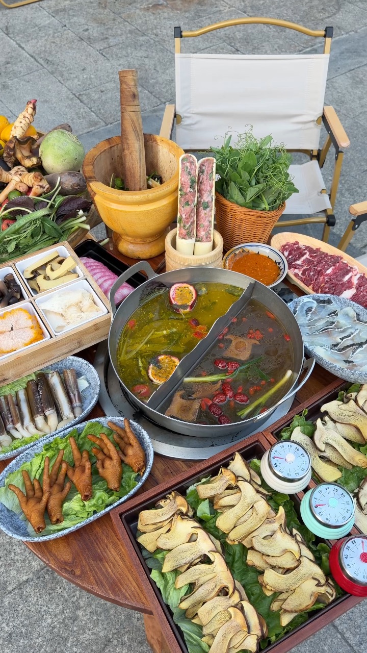 现舂佐料火锅！在云南吃过就念念不忘🥺锅底佐料都是现舂的 新品云南空运见手青也好好吃🤤店里🈶超大的明档冰柜 种类丰富 明档现切 肉眼可见新鲜 环境敲chill 适合朋友聚餐或家庭聚会‼️  - ✔️灵魂现舂酸汤锅底 二十多种云南空运来的野果 融合在锅底里带着清香 汤底煮开很浓郁 酸酸辣辣的好开胃 ✔️云南空运见手青 在湛江也能实现见手青自由啦  💰69.9 /份  都是每天云南新鲜空运 吃起来嘎嘎新...