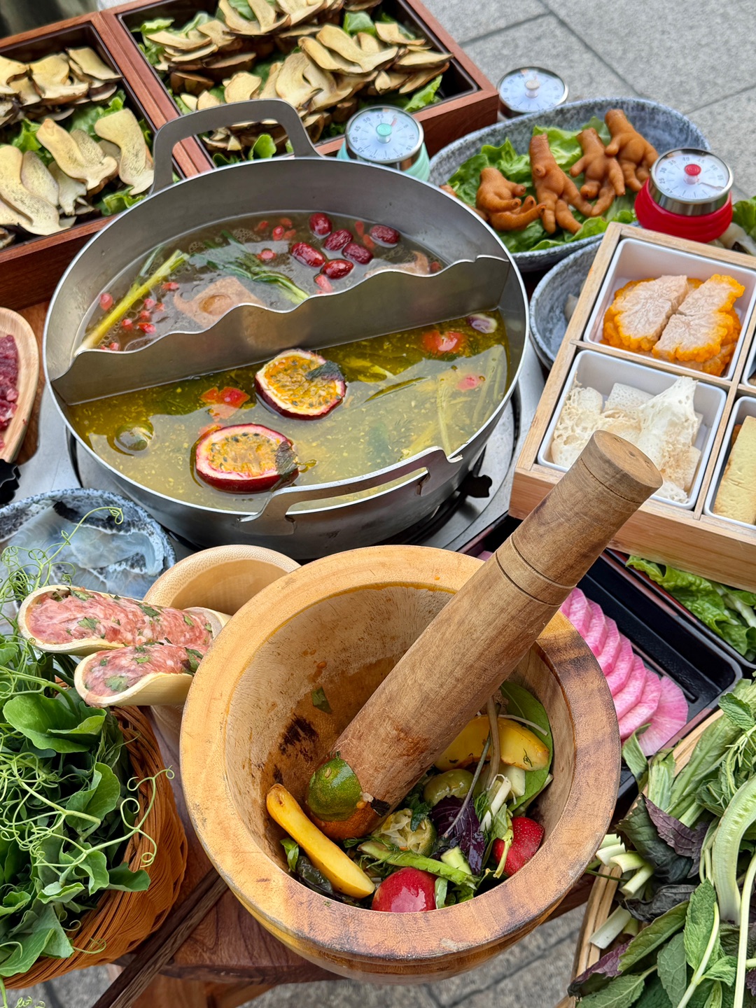 椿芸山•现舂酸汤火锅湛江赤坎……真的吃到了见手青！！！！！  现舂佐料火锅！在云南吃过就念念不忘🥺锅底佐料都是现舂的 新品云南空运见手青也好好吃🤤店里🈶超大的明档冰柜 种类丰富 明档现切 肉眼可见新鲜 环境敲chill 适合朋友聚餐或家庭聚会‼️  - ✔️灵魂现舂酸汤锅底 二十多种云南空运来的野果 融合在锅底里带着清香 汤底煮开很浓郁 酸酸辣辣的好开胃 ✔️云南空运见手青 在湛江也能实现见手青自...