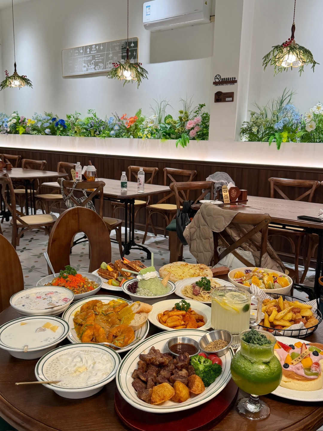 夏日元气（廉江店）谁懂在廉江挖到这种好吃又好看小店有多幸福 出品好看又好吃 拍照敲出片📷 而且全天全系列产品供应 敲适合生日宴、家庭聚餐和公司团建活动‼️ - 🔥推荐： ✔️白汁奶油意面 每根意面上都沾满了奶油白酱 奶香味浓郁 ✔️树莓舒芙蕾 duangduang的 松饼蓬松 淋上树莓酱 不会很甜腻 ✔️原切牛肋条 牛肋条烤至表面金黄 一口咬下去 肉汁在口中迸发 ✔️海南清补凉 清补凉用料hin丰...