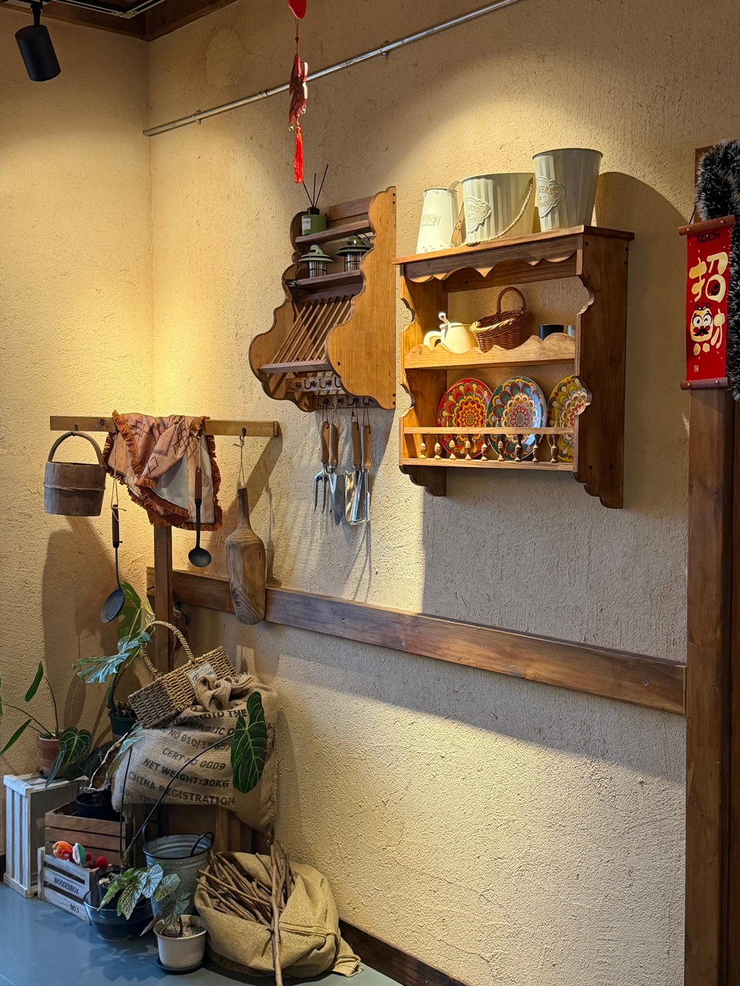 湛江真的不缺温馨的小店 坐一下午好治愈  点了杯芝芝茉莉 咸香浓郁又带点茉莉清香 - ☕️: HAN JIA 🈺：13:00-23:00 📍：赤坎区海滨大道北2150号11栋