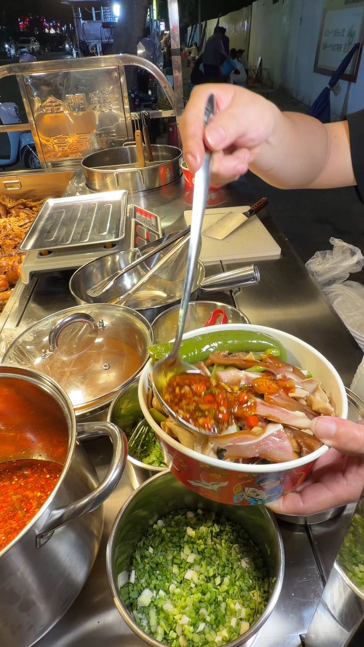 不用跑霞山 赤坎宝子也能吃上这家陈住气卤味铺 每天新鲜现卤 而且热卤的汤底用60斤大骨熬了12小时 贼香 个位数的价格实现卤味自由🔥 - ✔️各种鸭翅、鸭爪、鸭心、鸭脖、鸭头和鸭架等鸭货 猪蹄、猪肘、猪上脑肉 盲点这些🈚️踩雷 吸饱了汤汁的荤素菜都很入味 各式丰富的素菜也好好吃 已经成为我的路边摊必买店了‼️ - 🏠：陈住气卤味铺 📍：赤坎区振兴路路边摊