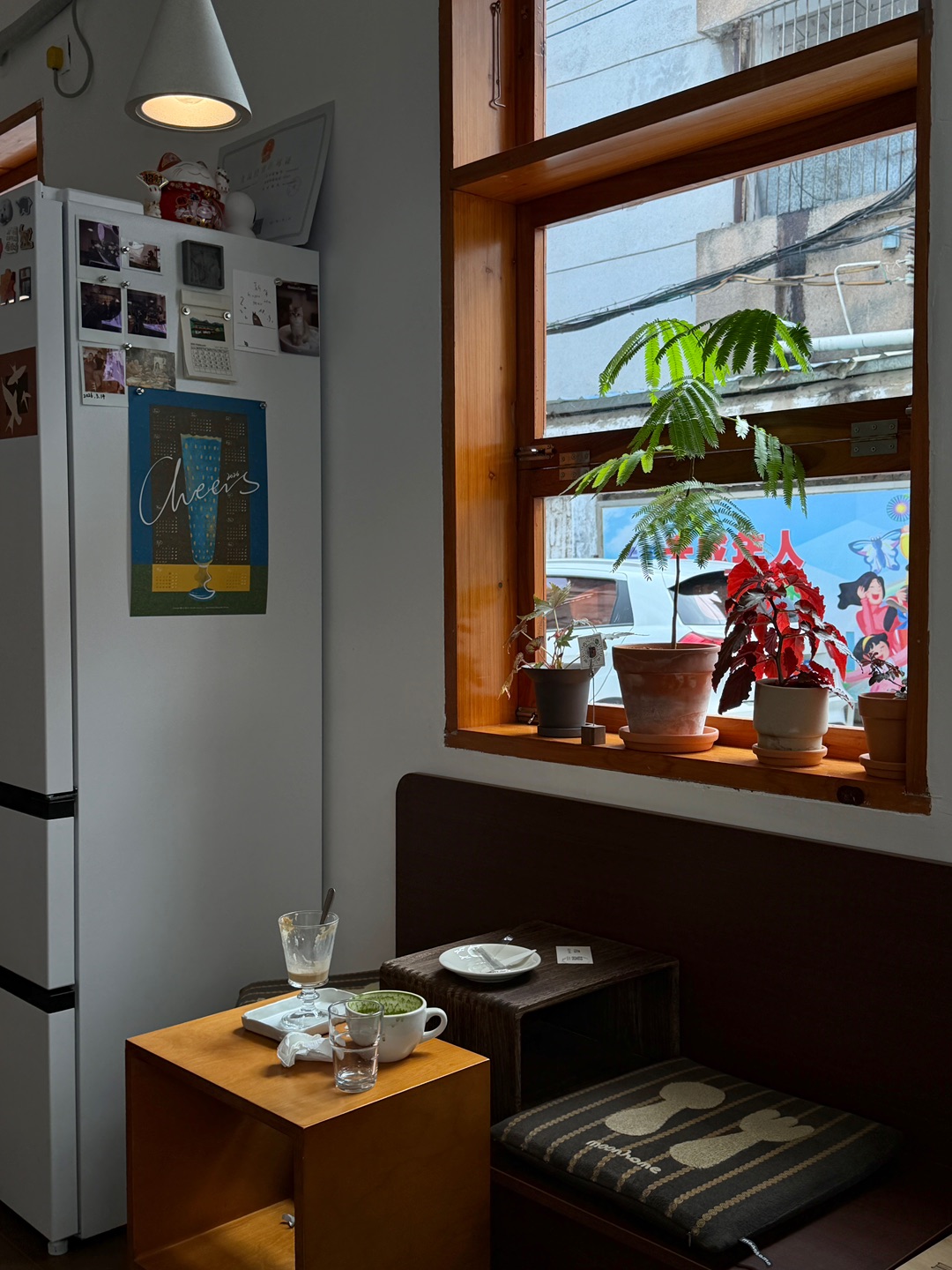 廉江新开的☕️随手拍都超有韩系氛围感 咖啡杯和卡片很别致 点了抹茶牛奶💰22和陵香维也纳💰32 两杯的颜值都很🉑 好看又好喝 和朋友在这消磨时间好惬意  - ☕️：弥纶咖啡 🈺：09:00-20:00 无烟餐厅 📍：廉江市罗州街道新兴一街二号