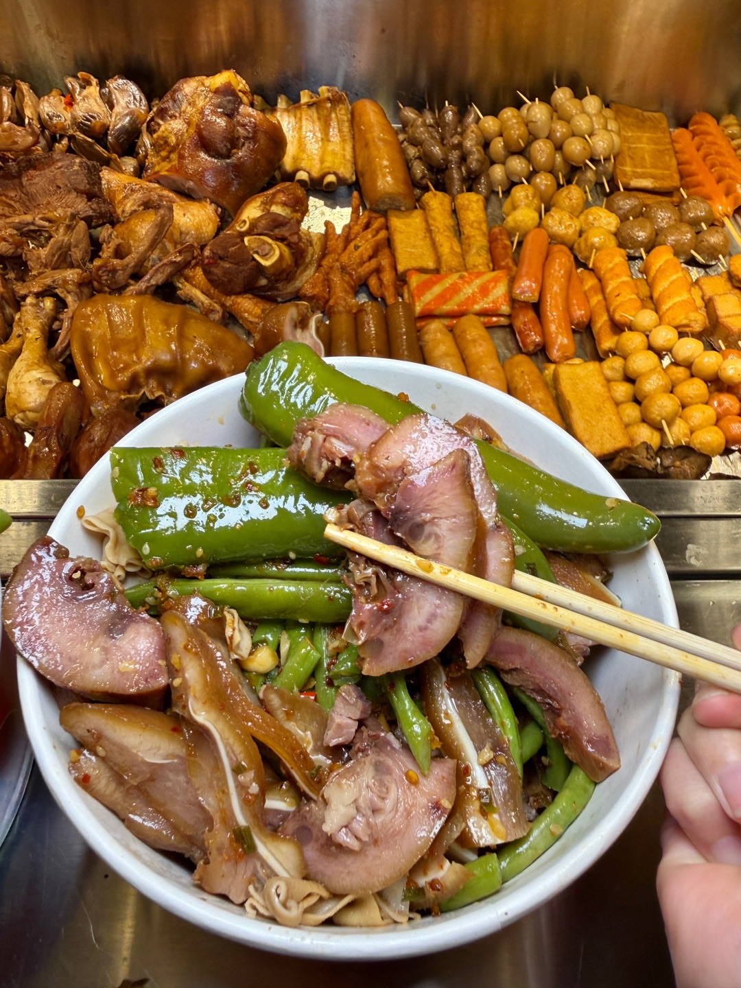 不用跑霞山 赤坎宝子也能吃上这家陈住气卤味铺 每天新鲜现卤 而且热卤的汤底用60斤大骨熬了12小时 贼香 个位数的价格实现卤味自由🔥 - ✔️各种鸭翅、鸭爪、鸭心、鸭脖、鸭头和鸭架等鸭货 猪蹄、猪肘、猪上脑肉 盲点这些🈚️踩雷 吸饱了汤汁的荤素菜都很入味 各式丰富的素菜也好好吃 已经成为我的路边摊必买店了‼️ - 🏠：陈住气卤味铺 📍：赤坎区振兴路路边摊