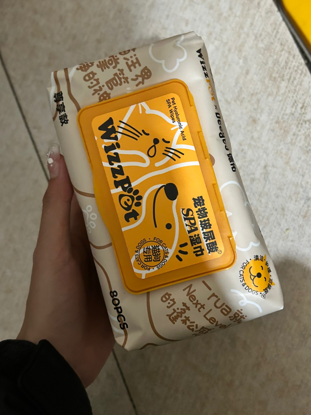养猫养狗的姐妹看过来！最近挖到这款湿巾，真的太适合日常撸宠了✨  包装是软乎乎的奶杏色，上面印着可爱的猫狗图案，抽口是翻盖设计，防尘又方便抽取，一次抽一张不连抽，这点真的很加分。  成分里加了玻尿酸，摸起来润润的但不黏腻，擦完宠物的爪子、泪痕、屁屁都很干净，不会像有些湿巾那样干巴巴的，反而会让毛发摸起来软软蓬蓬的，像给宠物做了个迷你SPA～  我家猫特别抗拒洗澡，平时就用它擦脚擦脸，温和不刺激，它...