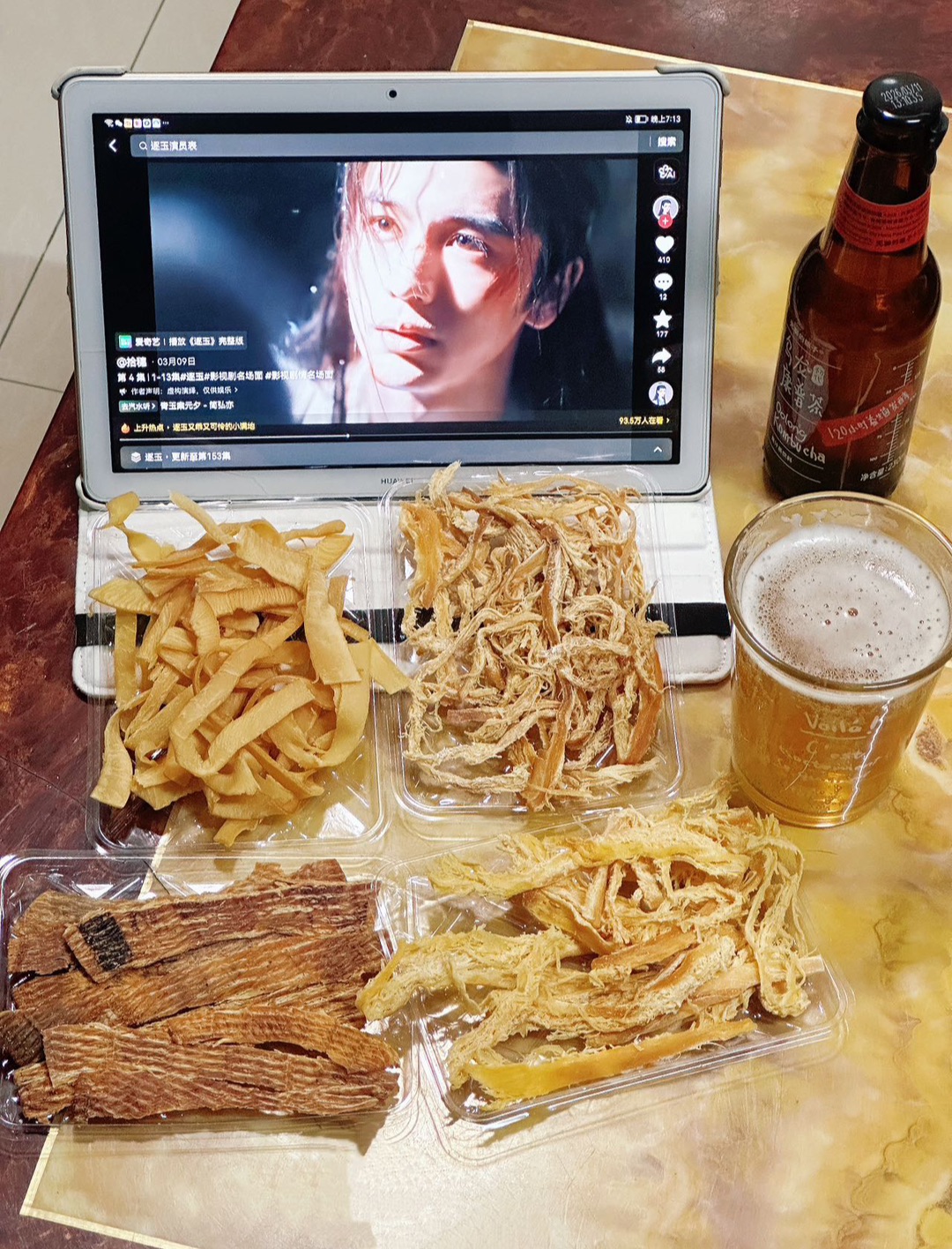  好吃到停不下来的北海道风味鱿鱼🦑  最近追《逐玉》有点上头， 下班和周末宅家，就喜欢配点小零食放松一下。  挖到一款口感很不错的鱿鱼小零食， 有烟熏鱿鱼丝、皮付鱿鱼丝、烤制鱿鱼条、烟熏鱿鱼条四种口味。  嚼起来很有韧性，越吃越香，味道很自然。 蘸一点芥末和酱油，鲜感会更足。  配剧、搭配小饮品都很合适， 解馋无负担，宅家幸福感满满✨  #追剧小零食 #鱿鱼丝 #解馋零食 #北海道风味 #休闲零食