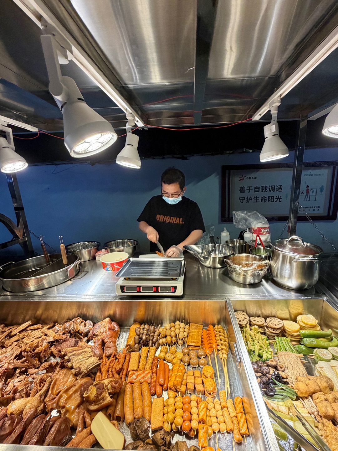 湛江赤坎街头新开的。。。卤味omakase！！  不用跑霞山 赤坎宝子也能吃上这家陈住气卤味铺 每天新鲜现卤 而且热卤的汤底用60斤大骨熬了12小时 贼香 个位数的价格实现卤味自由🔥 - ✔️各种鸭翅、鸭爪、鸭心、鸭脖、鸭头和鸭架等鸭货 猪蹄、猪肘、猪上脑肉 盲点这些🈚️踩雷 吸饱了汤汁的荤素菜都很入味 各式丰富的素菜也好好吃 已经成为我的路边摊必买店了‼️ - 🏠：陈住气卤味铺 📍：赤坎区振兴路...