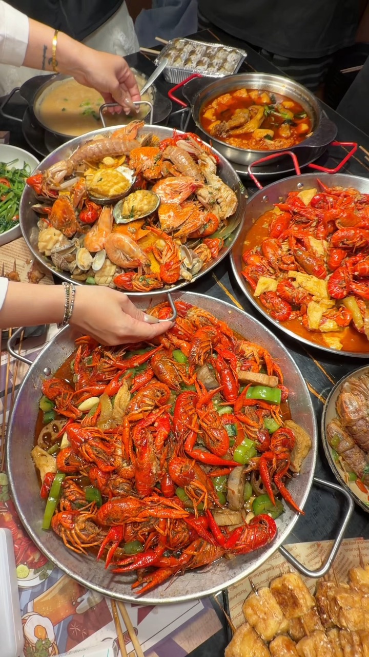 本地人聚会吃饭吃夜宵的好地方 下了高铁就直奔这家龙虾馆 🦞小龙虾吃起来很新鲜 好吃到晕厥🥺  . 🔥推荐： ✔️十三香小龙虾 龙虾处理得很干净 肉质Q弹并且吃起来很入味 ✔️蒜泥小龙虾 虾的个头都好大 虾壳轻轻一剥就掉 蒜香味浓郁 ✔️椒盐皮皮虾 虾壳酥脆 每只都爆膏 咸香入味 ✔️盐焗东风螺 螺肉紧实Q弹 盐焗做法保留了满满鲜甜 用牙签一转一挑 蘸点酱汁好吃到舔手指 ✔️他们家的烧烤也蛮不错👍推...