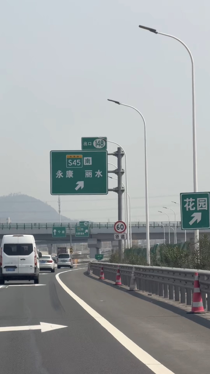 你走向我 我走向你 你惯着我得坏脾气 我也心疼你不容易