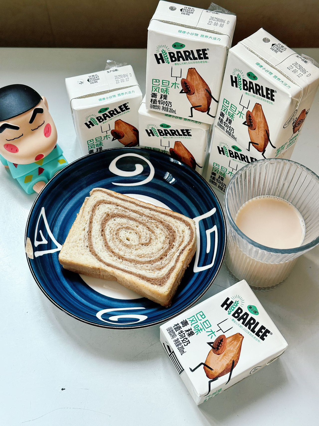 早上简单搞定一顿早餐🥣 一杯巴旦木奶 + 一块吐司面包，舒服又省事  浓浓的巴旦木香气很足 甜度刚刚好，完全不腻 喝着清爽又顺口，真的超爱✨  #植物奶 #早餐吃什么 #hibarlee青小棵#植物奶天花板 #西藏美食灵感 #坚果奶测评 #办公室养生茶 #HiBARLEE青小棵青稞奶 #植物奶 #HiBARLEE青小棵 #一口浓醇回到小时候 #早餐饮品 #燕麦奶