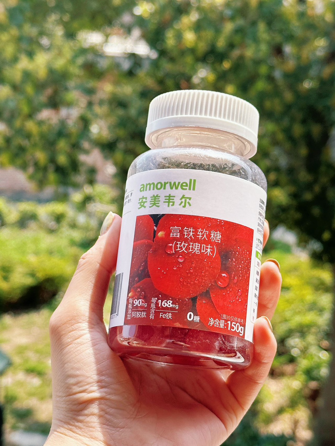 打工人温柔变美✨ 养生小软糖～ 脆皮打工人，真的很爱这种轻松养生的小好物 一开始只是被口感吸引，当作日常小零食慢慢吃 坚持下来，整个人的状态都温柔了不少🌷  软糯Q弹的质地，带着淡淡的玫瑰清香 0糖配方，吃起来没有负担 每天固定来2颗 不像在吃补剂，更像在奖励忙碌的自己 每天都愿意坚持，轻松又好坚持～  慢慢养出红润好气色 素颜也透着温柔光泽 不用辛苦折腾，内调也能拥有好状态  #富铁软糖 #素颜...