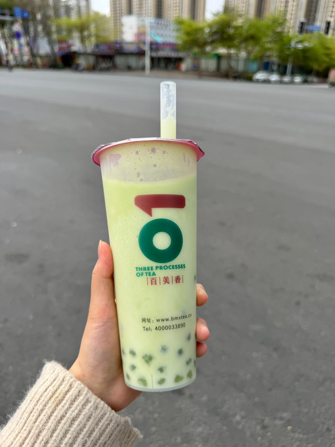 牛油果🥑汁牛奶💰18 浓浓的牛奶香配上丝滑的牛油果泥 甜而不腻 黑旋风奶茶🧋💰12中规中矩 - 🧋：百美香（开发区一中店） 📍：湛江开发区海滨村11巷8号房