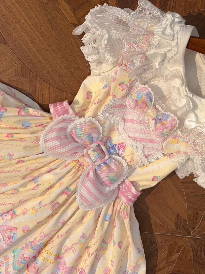 好喜欢鹅黄色的小裙子啊，真的是很明媚阳光的感觉