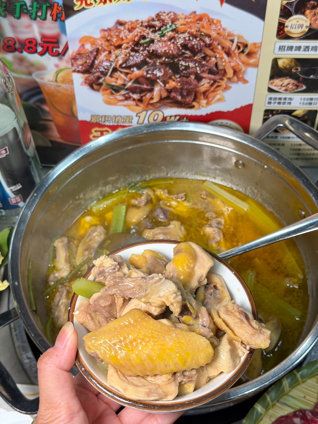 来湛江不要错过这家传承28年的鸡煲 鸡肉鲜嫩多汁 很有老湛江的味道 食材每天新鲜采购 新装修的环境高级又舒服 二楼还有包间私密性很好👍适合朋友、家庭聚餐和公司团餐！ - 🔥推荐： ✔️招牌啤酒鸡煲 现点现做 把啤酒倒入鸡煲里 鸡肉都浸满酒香与鲜味儿 肉质紧实Q弹 鸡皮都是脆脆的 越嚼越香 蘸上特调姜葱酱 鲜美加倍！ ✔️反沙芋头 里面的芋头好粉糯好香 芋头脑袋好爱😭 ✔️吊龙牛肉涮几秒就能吃了 鲜...