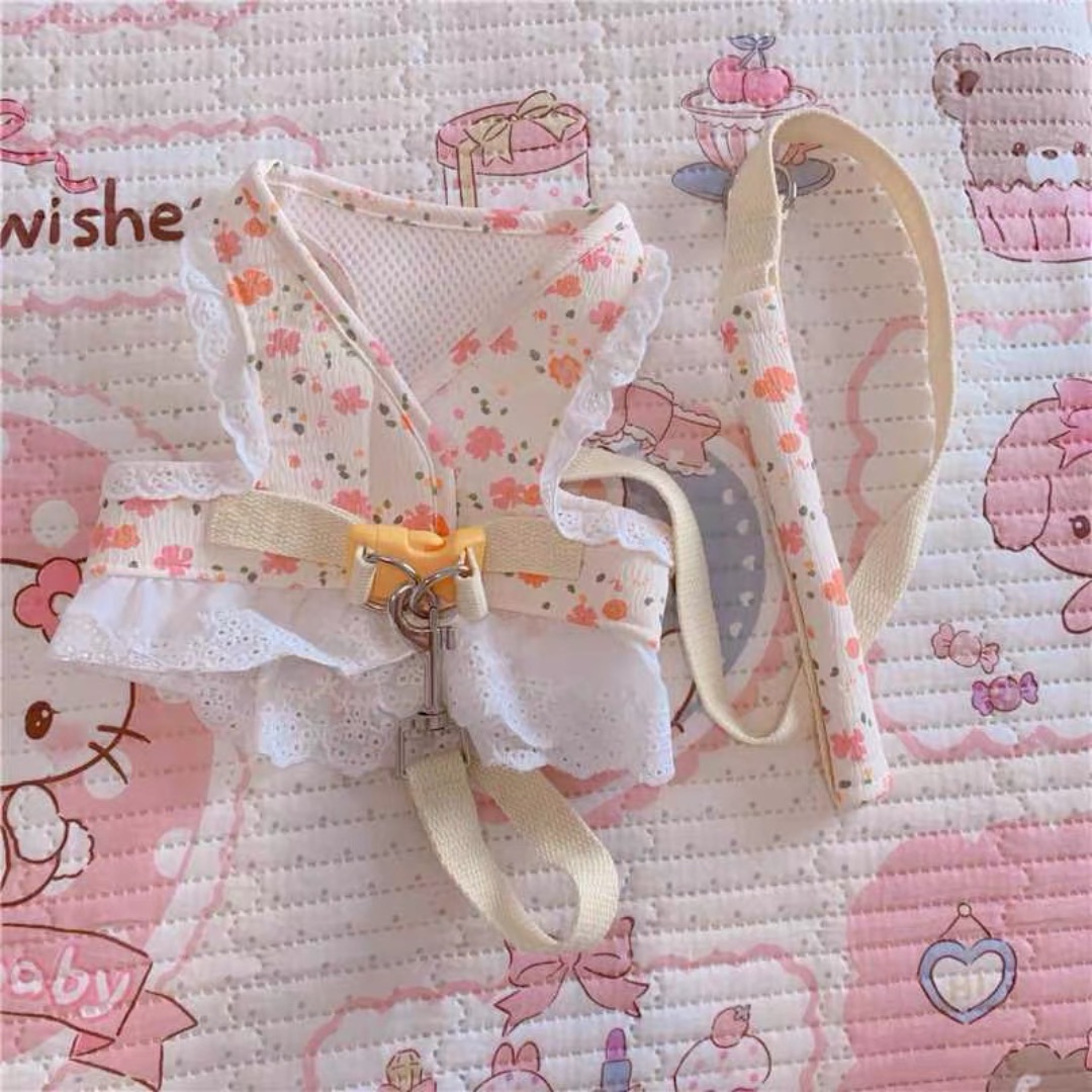 特别可爱的胸背，小碎花很适合春夏，嫩黄色配小粉花，很漂亮。猫咪穿起来很舒服，尺寸大小合适，还很透气，也很好清洗#测评/测评