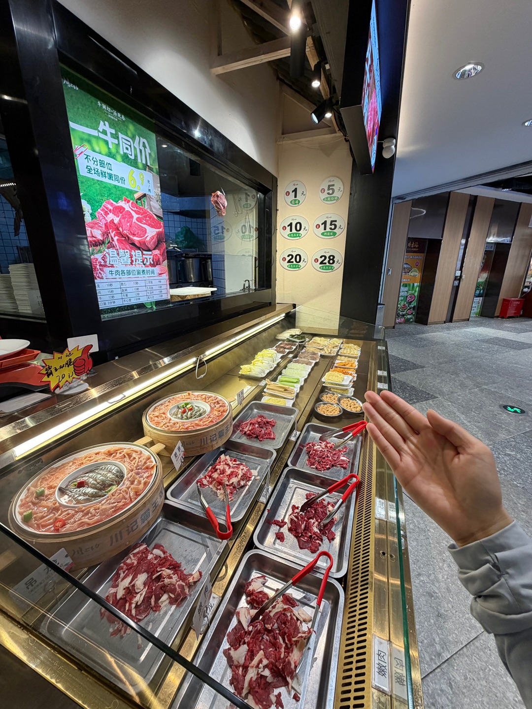 还得是本地人会找地方 烟火气十足的炭炉鱼杂真的ju 好吃😋 看着就贼有食欲！  . ✔️新鲜鱼杂煲 一整锅鱼杂煲好足料  里面有鱼籽、鱼泡和鱼唇 肉眼可见的新鲜  边煮边吃太过瘾了！饱满的鱼籽入口爆开 Q弹爽滑的鱼泡 汁水四溢香迷糊了 直接能吃两碗米饭🍚 吸满汤汁的配菜嘎嘎香～  - 🏠：川上约•烤鱼•现舂黄牛肉火锅（城市广场店） 🈺：10:00-21:30 📍：霞山区人民大道南42号城市广场第四...