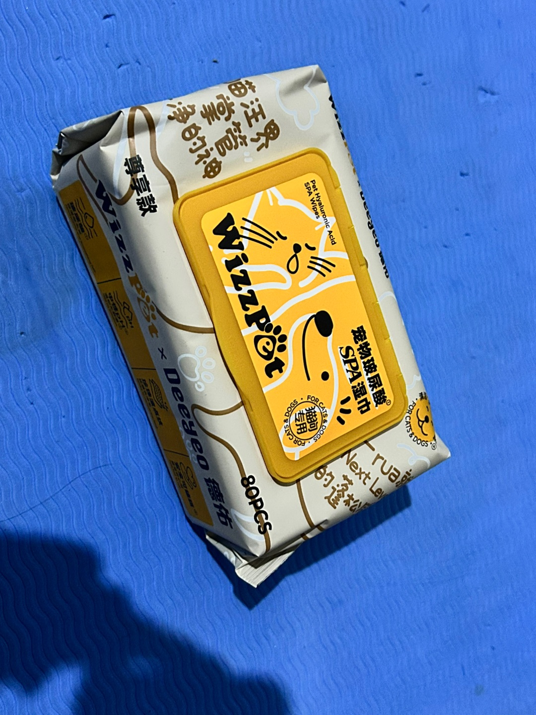 谁懂啊！养宠家庭的清洁噩梦真的被这款湿巾治好了🤧 之前买过好几款宠物湿巾，要么薄得一扯就烂，要么香精味重到呛人，这款WizzPet×德佑的联名款直接封神！ 玻尿酸SPA湿巾听着就很会，实际用下来确实不一样，擦完猫咪的毛摸起来蓬蓬软软的，连我家抗拒洗澡的短尾猫都乖乖让擦。清洁力也在线，踩过猫砂的jio、蹭过饭的下巴，抽一张来回擦两下就干净，还能顺便去味。 现在放玄关、放猫窝旁各一包，随用随抽超方便，...