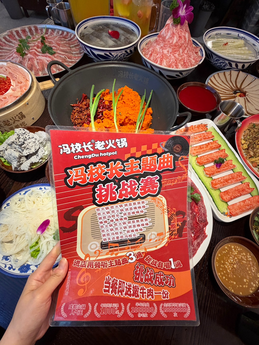 终于在湛江吃到正宗的成都老火锅了！！！ 来到店里就觉得很巴适 浓浓的烟火气♨️ 环境好市井 饭点坐🈵了人 人气很火🔥 . 🔥推荐： ✔️全红锅 一大块牛油和各种香料现熬 锅底浓郁 又麻又辣 巨巨巨香！越吃越上头！🌶️ ✔️超大一盘肥牛 分量好足 肥牛入口嫩滑 奶香味十足 ✔️牛肉炒饭 炒饭色泽金黄 粒粒分明 牛肉鲜嫩多汁 干香滋润 ✔️冷锅血旺  第一口鸭血真的很惊艳 很嫩 麻辣鲜香 ✔️还🈶非遗...