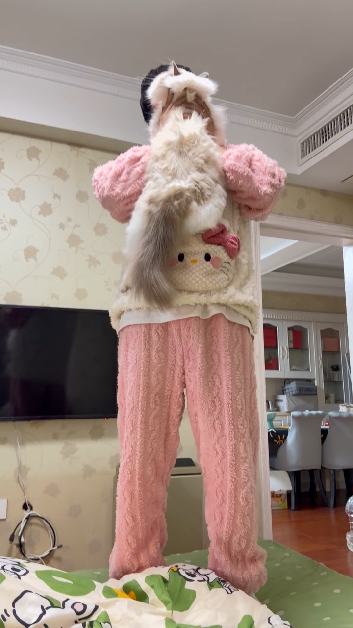 哈哈哈哈哈笑死了 胖胖简直像个软趴趴的海参 简直太可爱啦哈哈哈哈