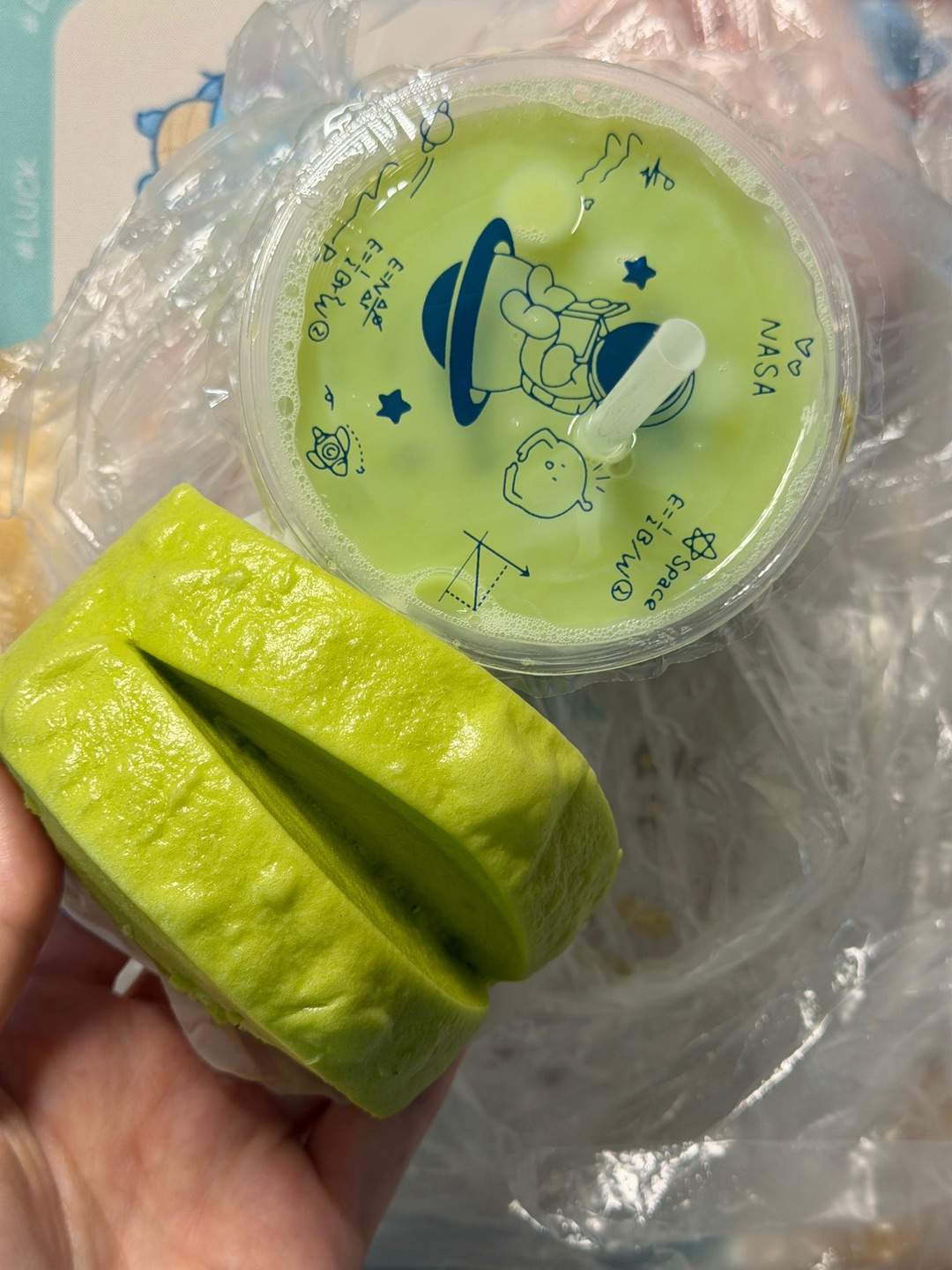 斑斓馒头软fufu的 带着斑斓的清香 吃起来很有嚼劲 斑斓豆浆 淡淡的、很天然的植物清香 喝起来hin顺滑  - 🏠：香斓坊斑斓馒头 📍：开发区乐华街道乐金路上景中心对面（九分脆旁边）