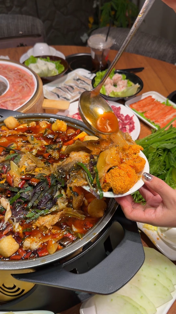还得是本地人会找地方 烟火气十足的炭炉鱼杂真的ju 好吃😋 看着就贼有食欲！  . ✔️新鲜鱼杂煲 一整锅鱼杂煲好足料  里面有鱼籽、鱼泡和鱼唇 肉眼可见的新鲜  边煮边吃太过瘾了！饱满的鱼籽入口爆开 Q弹爽滑的鱼泡 汁水四溢香迷糊了 直接能吃两碗米饭🍚 吸满汤汁的配菜嘎嘎香～  - 🏠：川上约•烤鱼•现舂黄牛肉火锅（城市广场店） 🈺：10:00-21:30 📍：霞山区人民大道南42号城市广场第四...