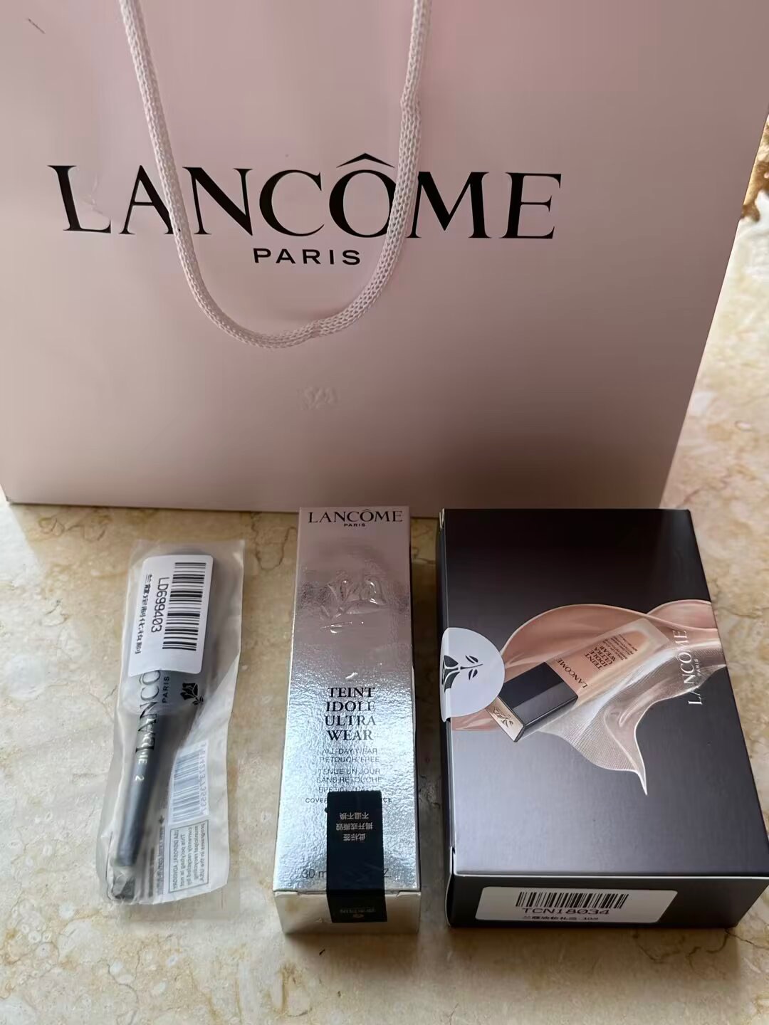 这款粉底液我真的爱到心巴上，大牌质感果然没话说～ 控油力直接拉满💦，夏天用氧化速度超慢，再也不怕半天就暗沉；持妆一整天完全OK，不脱妆、不斑驳，质地还超轻薄，上脸巨好推开，和皮肤贴合得像自己的第二层肌肤！就连鼻翼这种容易卡粉的“重灾区”都能hold住，总之就是大写的满意😆！