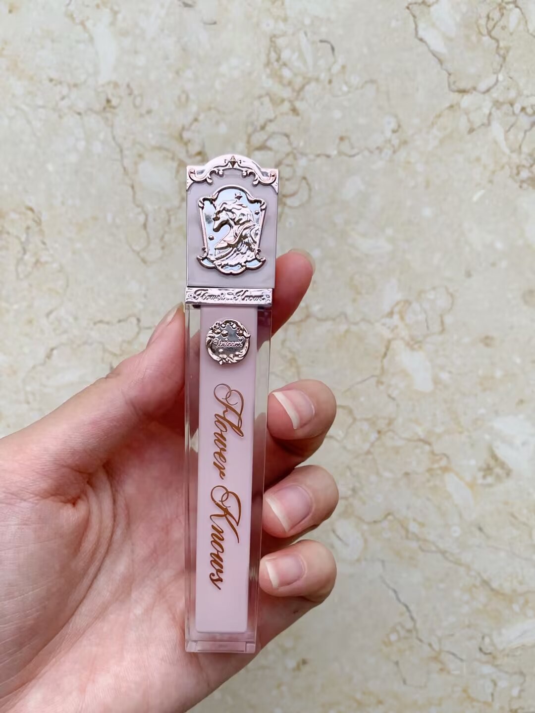 成膜之后镜面感十足 抿嘴都不会消失镜面感！！ 一只不挑皮的色号 姐妹们可以放心大胆冲[哇R][哇R] #镜面唇釉 我的口红日记 #花知晓独角兽