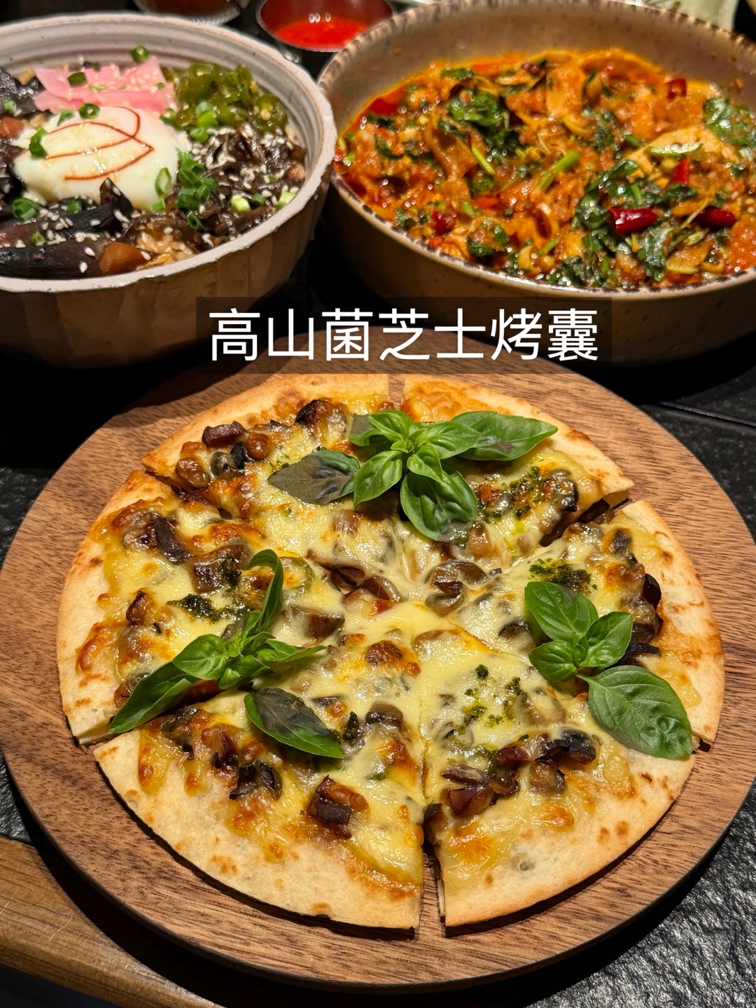 近期蕞喜欢的漂亮饭 没有之一！ 环境很有氛围感 是漂亮的云贵川bistro  - ✔️花椒芽干炸排骨 排骨干香一点也不柴 很大块 越嚼越香 ✔️黑松茸菌子焖饭 分量很足 温泉蛋牛肝菌腊味搅拌均匀  香味十足 米饭粒粒分明  ✔️思茅油呛牛肚 脆嫩黄牛肚➕骨膜筋 香料味hin足 ✔️手磨黑芝麻冰 黑芝麻入口醇厚 冰沙绵密细腻 - 🧡Ameigo 梅果•云贵川 bistro（鼎盛广场店） 🈺11:00...