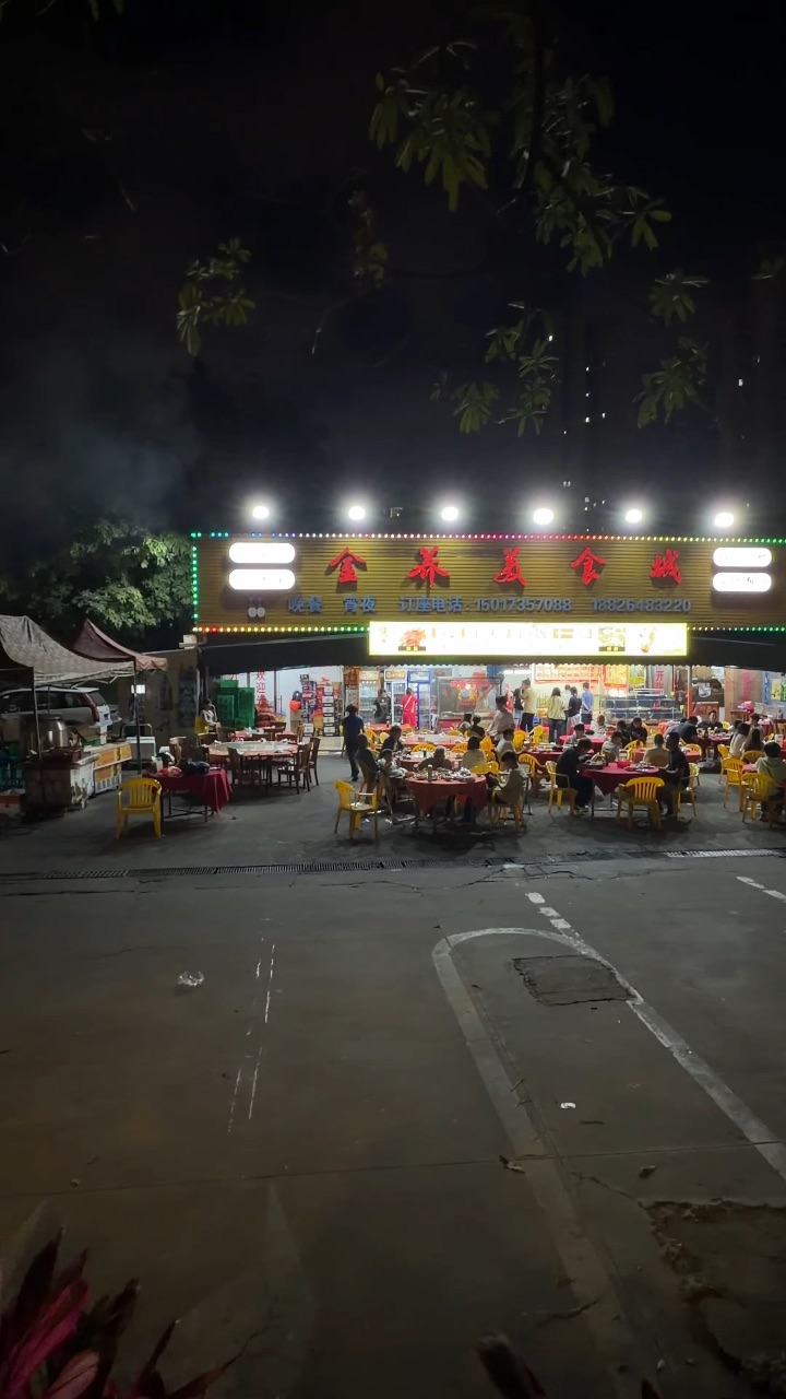 永远可以相信坐满老广街坊的饭店😭 路过门口就闻到的烟火气了 来吃的都是叔叔阿姨 跟着他们吃总没错👍 菜品种类多 很适合朋友和家庭聚餐！ . 🔥推荐： ✔️泥丁海鲜粥 端上来的时候香味扑鼻而来 满满都是料   泥丁和虾煮出来的味道很清甜 粥底口感绵密 ✔️湛江走地鸡 鸡皮油亮 鸡肉嫩滑多汁 蘸上酱油吃越嚼越香 ✔️烤生蚝和湿辣牛肉 每次烧烤bi点 生蚝个头饱满 肥美鲜嫩  牛肉火候把握得很好 蘸上湿...