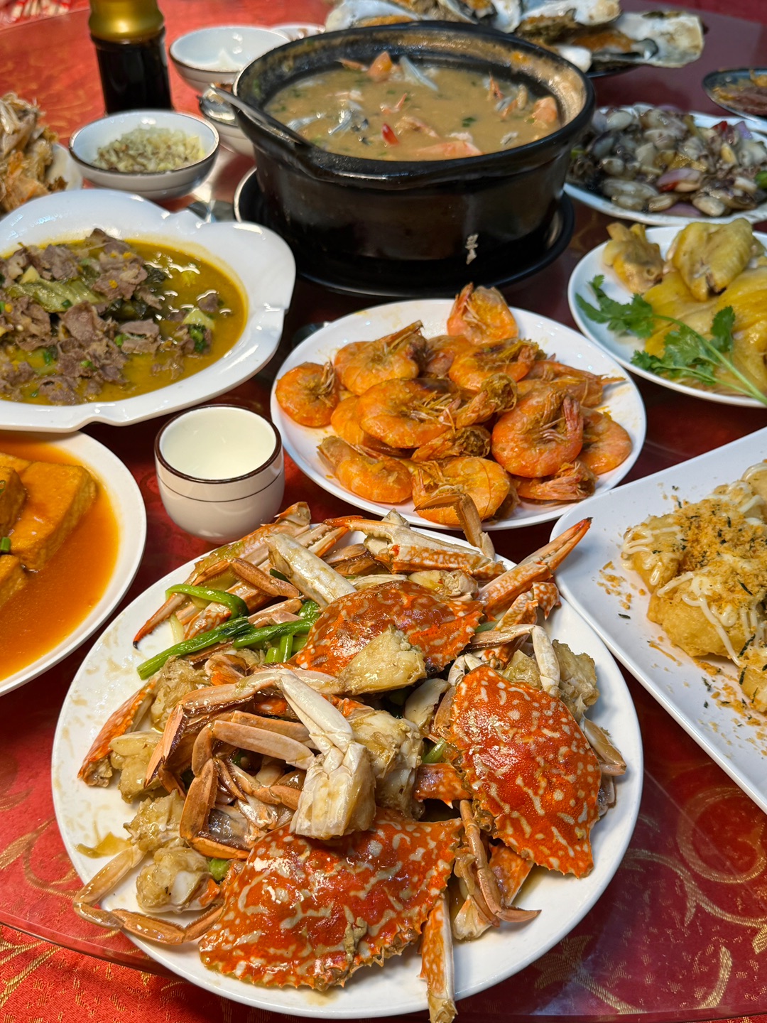 永远可以相信坐满老广街坊的饭店😭 路过门口就闻到的烟火气了 来吃的都是叔叔阿姨 跟着他们吃总没错👍 菜品种类多 很适合朋友和家庭聚餐！ . 🔥推荐： ✔️泥丁海鲜粥 端上来的时候香味扑鼻而来 满满都是料   泥丁和虾煮出来的味道很清甜 粥底口感绵密 ✔️湛江走地鸡 鸡皮油亮 鸡肉嫩滑多汁 蘸上酱油吃越嚼越香 ✔️烤生蚝和湿辣牛肉 每次烧烤bi点 生蚝个头饱满 肥美鲜嫩  牛肉火候把握得很好 蘸上湿...