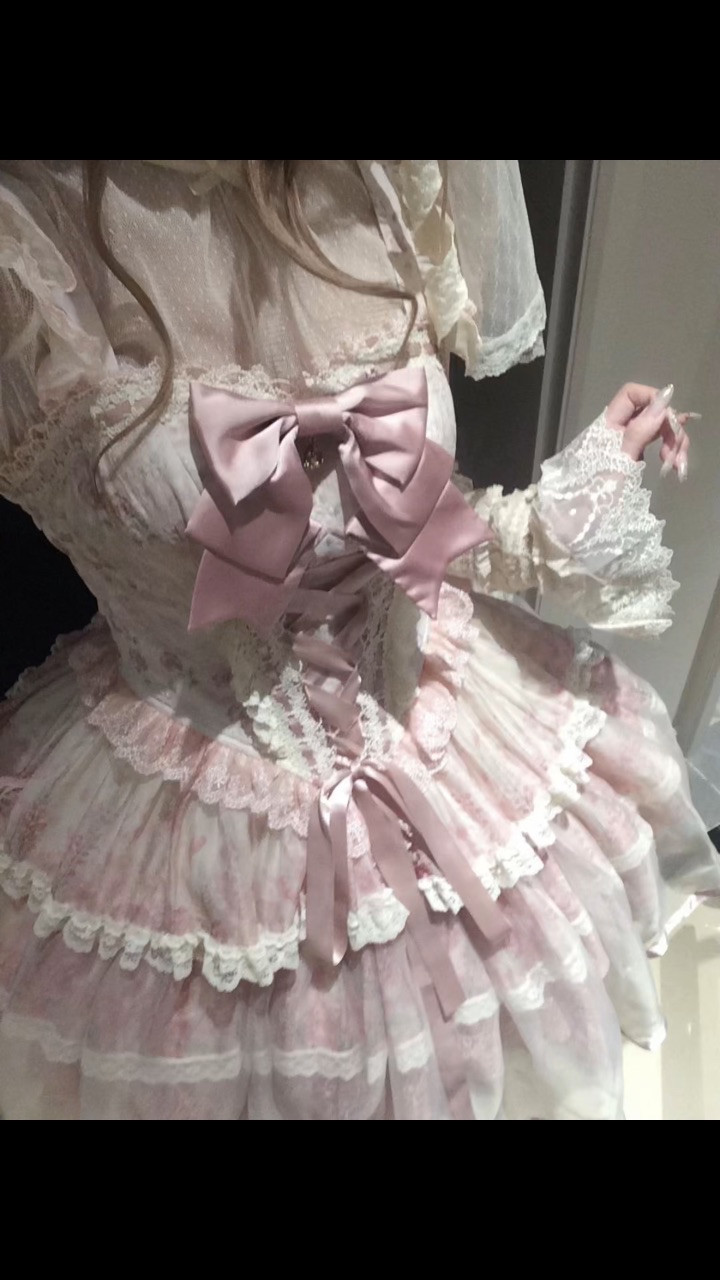 冰莓粉好有特色！！ 淡淡的特别温柔，裙摆上的纱也很梦幻，实在是貌美#lolita#三坑少女#lo裙#公主的裙子