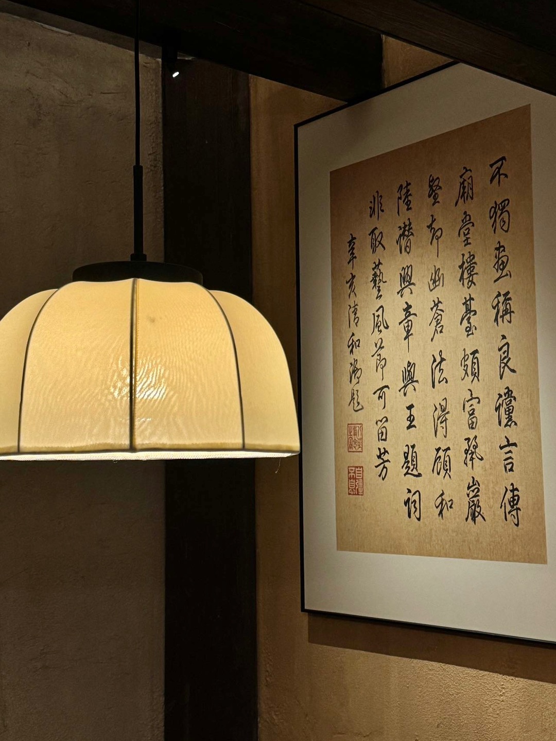 逛陶溪川的时候发现一家很有特色的江西菜馆。它的装修是暗调的，灯光暖色系hin温馨！ ✅糯香鸭三件炖上饶芋圆蘑菇 ✅江西黄豆烧鸡爪 ✅上饶葛粉烧牛蛙 ✅爆炒雪花吊龙 味觉上也是拿捏的ss的 #景德镇美食#景德镇陶瓷#景德镇旅游功略#景德镇两天一夜#景德镇中国陶瓷博物馆#景德镇辉婶江西小馆#景德镇美食必吃榜推荐#景德镇一日游必去景点#景德镇本地人推荐餐馆#陶溪川美食推荐