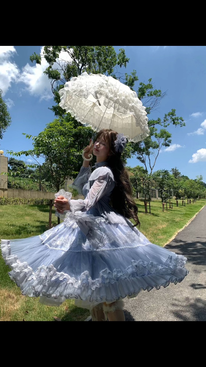这个裙摆转圈圈好像海浪🌊 配色太高级了，好适合穿着去海边拍照#lolita#梦孚子#三坑少女#lo裙