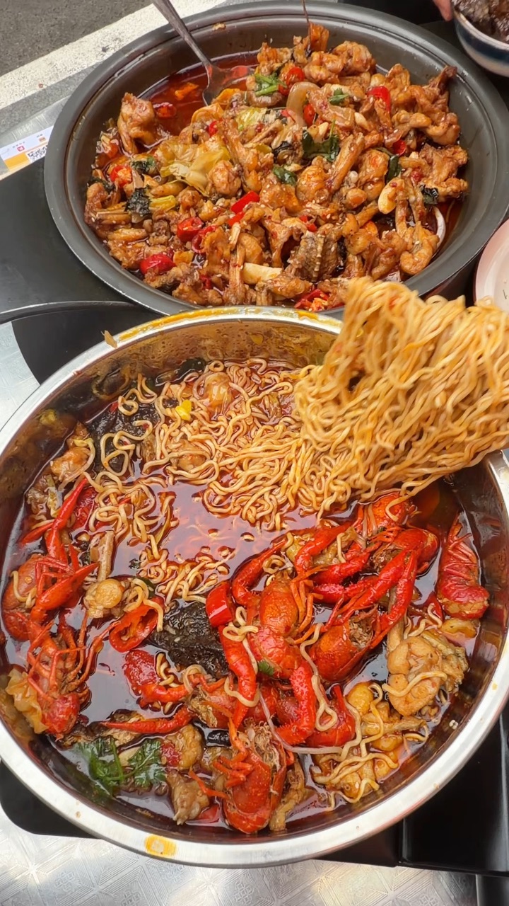 （湛江赤坎极品）牛蛙臭豆腐锅。。。。。。。。 谁能帮我从湛江带一份这个啊啊啊！！！  建议来湛江旅游的姐妹们吃这家臭豆腐牛蛙煲 菜品份量大碗好好吃😭😭烟火气十足 氛围感nice . ✔️臭豆腐牛蛙煲 臭豆腐➕牛蛙yyds ‼️臭豆腐吸满了汤汁一口爆汁 牛蛙个头大很嫩 嗦起来也特别入味 ✔️臭豆腐小龙虾牛蛙煲 从来没想过这搭配会有这好吃 属实有点超前 三者都好入味 小龙虾个头好大 肉质很紧实 牛蛙肉...