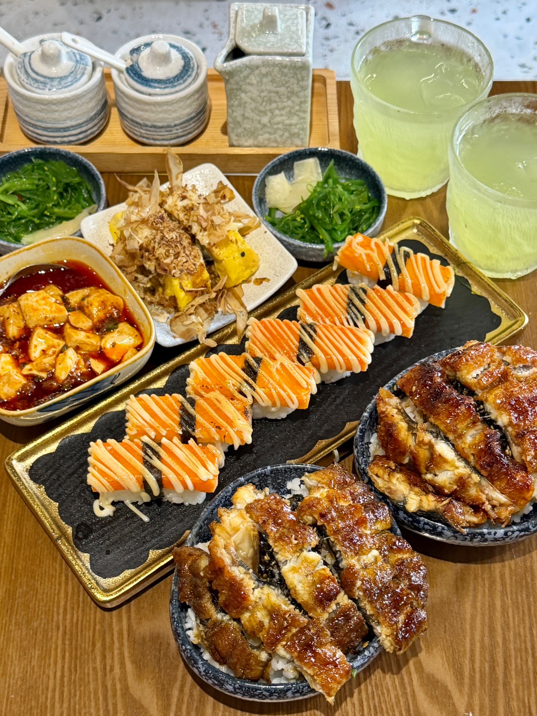 Share万达这家宝藏平价日料店 每次来bi点鳗鱼 活鳗现烤咬下去还弹牙 敲适合二人食的约会氛围感小店～  .  ✔️一整条蒲烧鳗鱼 鳗鱼的品质是很🉑 鳗鱼在炭火上炙烤 表皮还有微微焦香的味道 加入海苔和山葵增加风味 爽脆弹牙 ✔️鳗鱼厚蛋玉子烧 Duangduang的鳗鱼玉子烧 饭张力拉满 ✔️副食麻辣豆腐和蟹肉寿司都不错👍 前菜海草和红姜丝还能🆓续 - 🔥：鳗食•地道关西烤活鳗 🈺️：11:0...