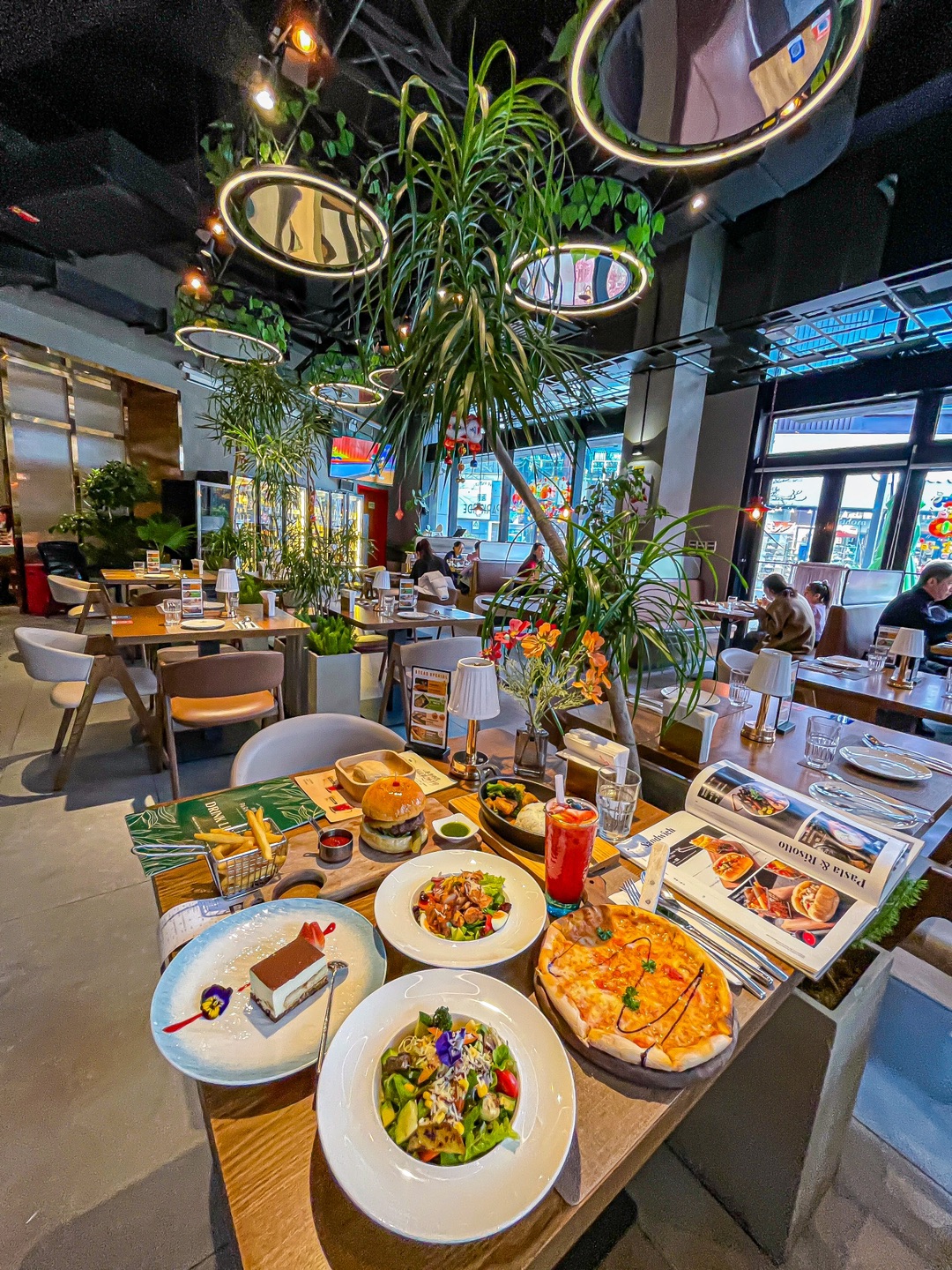 富亖代男朋友带我来的！说是北京蕞适合约会的.