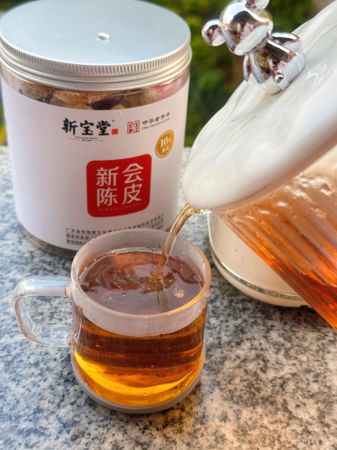 每天起来就是喝陈皮水，真的太润了 早起第一杯水，喝陈皮水真的很舒服😌 这款新宝堂十年陈皮，是我近期的养生Top 1！ 十年陈皮质地偏硬，轻轻一掰就碎，年份很足。 开盖就是浓郁饱满的陈皮香，没有杂味。 泡法超简单，取一片洗一洗， 沸水闷泡几分钟，茶汤就是漂亮的琥珀色。 入口清甜回甘，喝完喉咙润润的，一整天都很清爽。 小小一片能泡一大壶，反复泡十次八次，味道也很足。 慢慢养成习惯才发现， 老祖宗传下来...