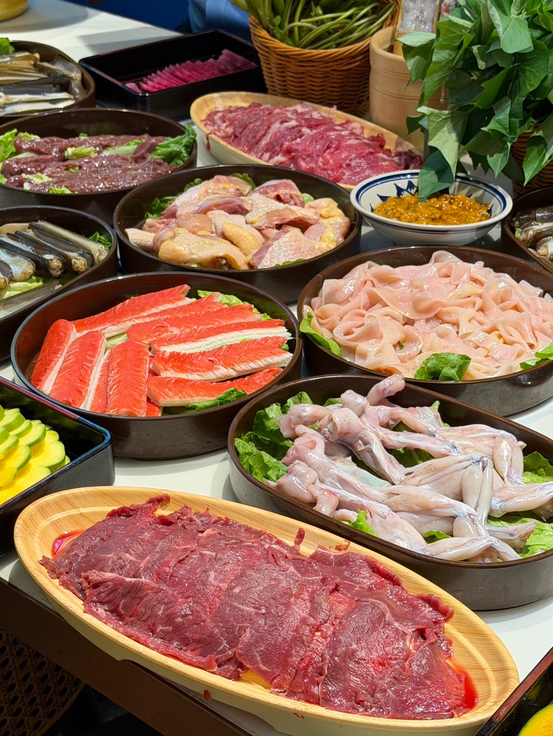 🔥排队王椿芸山现舂云南酸汤火锅开来龙腾广场附近啦 新店试业全场8.8zhe 门店很大 很适合家庭聚餐和公司团建‼️ - ✔️门店的野果和菌菇、各种食材都是云南每天新鲜空运到店 店员会现场用石臼舂野果 酸木瓜和树番茄🍅等食材在石臼里被捣碎 果香四溢 光是闻着就已经开始流口水了🤤融合在锅底里带着清香汤底煮开很浓郁 酸酸辣辣的好开胃‼️ ✔️云南空运见手青 吃起来嘎嘎新鲜脆爽 ✔️肉类推荐🥩鲜切黄牛肉 ...