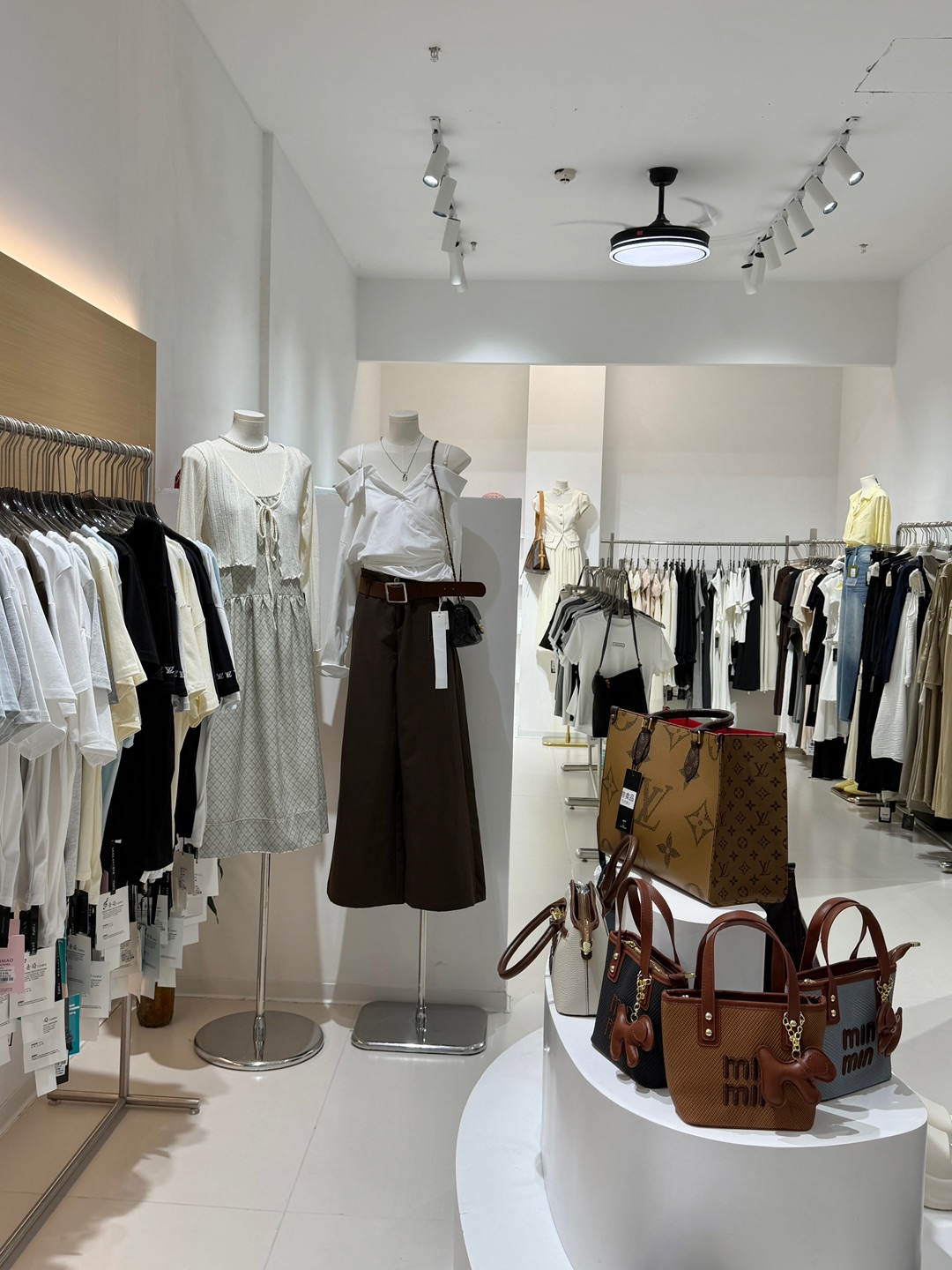 众所周知•99自助服饰风格天堂来湛江旅游真的不用带衣服👍🏻 有超多风格的衣服可以挑选 自助选购 无人打扰没人能空手出来🫶🏻 - 门店场地400平 3000款衣服 男装女装都有 均价70 每天上新好多衣服 而且在对面新装修了门店 购买鞋子和包包👜敲多选择 无论是学生党还是上班族买衣服无压力～  - 🏠：众所周知•99自助服饰风格天堂 🈺：10:00-22:00 📍： 海滨大道128号万达广场广州湾步...