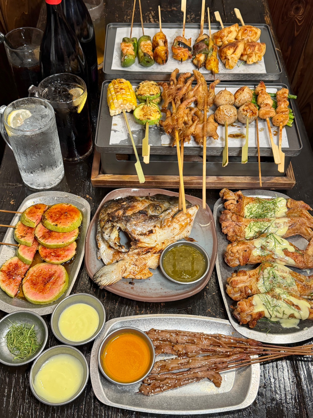 本地人带路的小店果真没走错 有种深夜食堂的即视感 烧烤选择种类chao 丰富 实现串烧自由‼️ - ✔️烤芭乐 芭乐外表焦焦脆脆 内里软糯多汁 清爽又好吃 ✔️湿辣牛肉 牛肉嫩到爆汁 湿辣酱很上头 ✔️干烧鸡全翅 鸡翅烤得色泽金黄油亮 撒着柠檬丝  裹着酱汁吃 外酥里嫩 味道很绝‼️ ✔️青椒虾滑/三文鱼鱼头/京葱鸡腿肉/鸡脚/烧撒尿丸子/鱼籽福袋/紫苏鸡皮虾/鲍鱼牛勒条串和蒜蓉烤西葫芦 盲点这些...