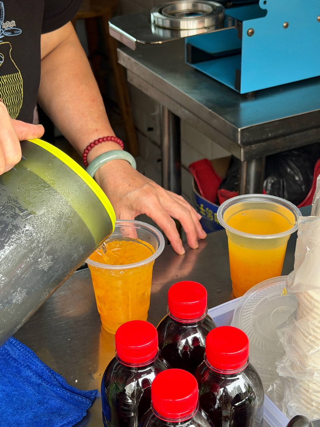 后劲好大！！来湛江一定要喝这个。。。。  回购好多次这家的茯苓膏💰5很适合夏天来上一杯 茯苓膏＋薄荷水 糯叽叽很有嚼劲 - 🏠：龟老板凉茶（银湾居店） 🈺：10:00-23:00 📍：开发区海景路226号银湾居商住楼4号